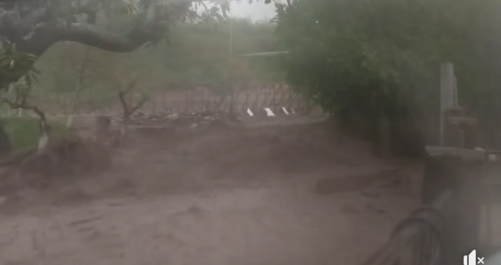 Страшна буря удари Северна България На много места има наводнения и