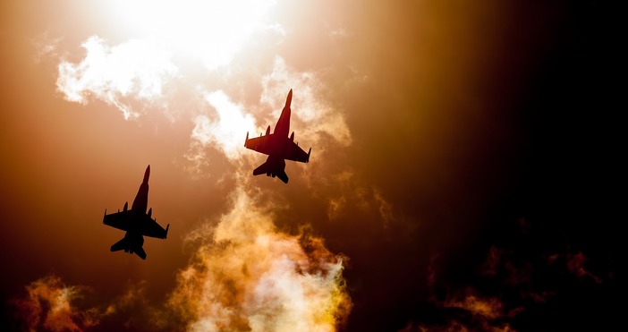 Американски изтребител McDonnell Douglas F A 18 Hornet експлодира при опит за