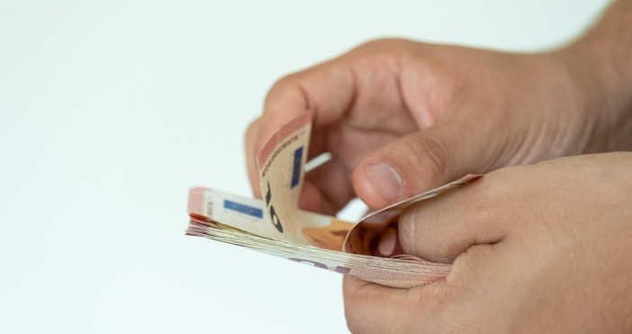 С въвеждането на еврото като национална валута от 1 януари