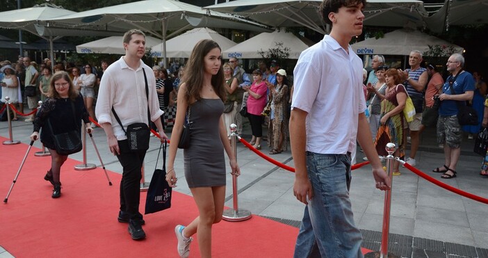 Заместник кметът Снежана Апостолова приветства участниците и зрителите на фестивала по