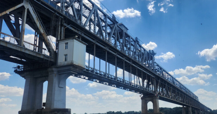 Силно затруднено е движението от Русе за Румъния или в обратната