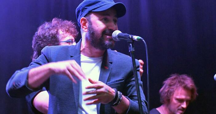 Сред многобройна публика и с песента Времето лети започна концертът