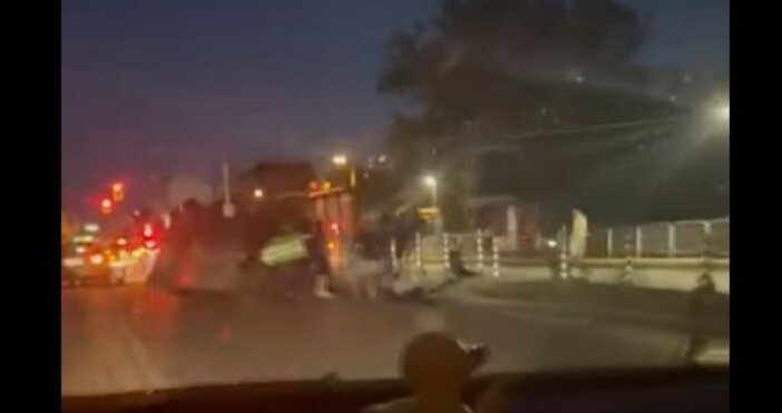 Кола се е преобърнала в близост до спирка на градския