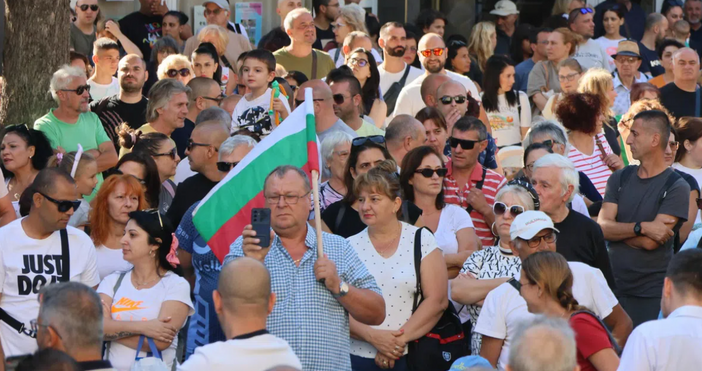 Недоволните плевенчани излязоха на улицата В Плевен започна вторият протест за