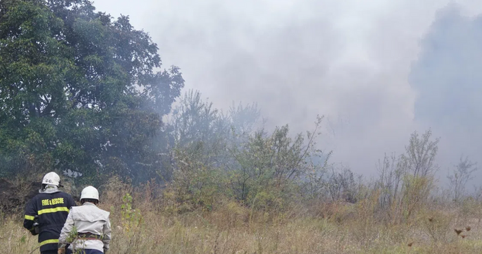 Пожар нанесе щети в българско село Три селскостопански постройки изгоряха до основи при пожар