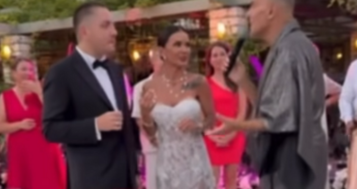 Попфолк звездата не се притеснява да впечатлява с лукса като