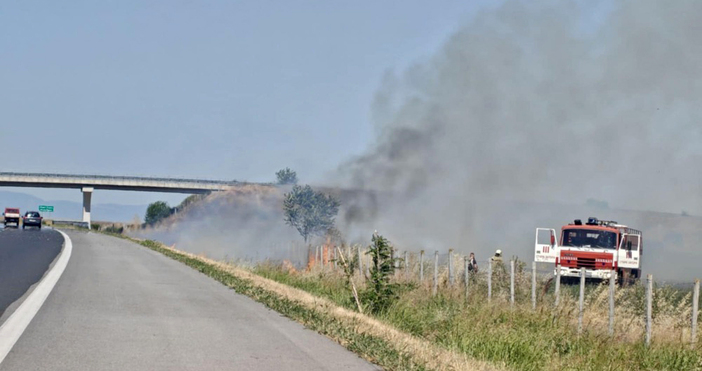 Локализиран е пожар от горящи сухи треви в близост до