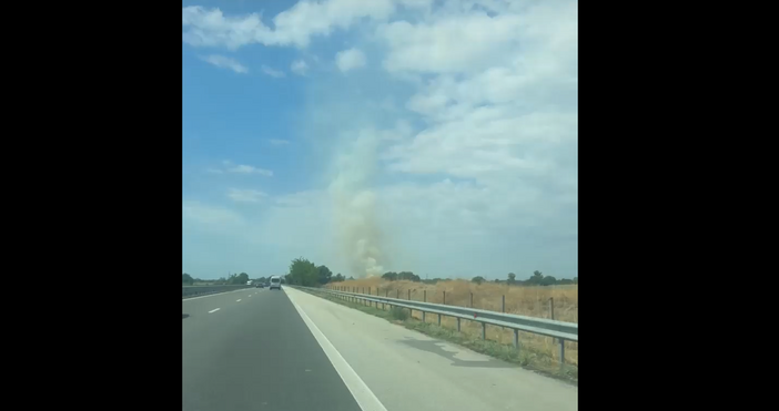 Пожар гори в непосредствена близост до магистрала Тракия до платно