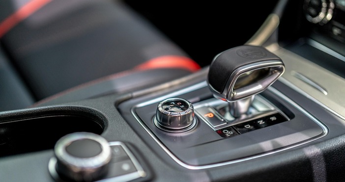 Всички сме свикнали със стандартната ръчна спирачка която се задейства