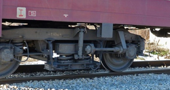 Лек автомобил е ударен от товарен влак на железопътен прелез