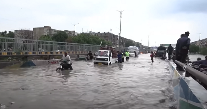 Кадри YoutubeПакистан евакуира десетки хиляди души в по безопасни райони след