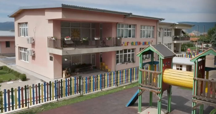 Докато колегата е раздавала вода децата просто са минали или