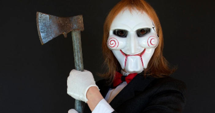 Мъж с брадва потроши витрините на офиса на партия ГЕРБ