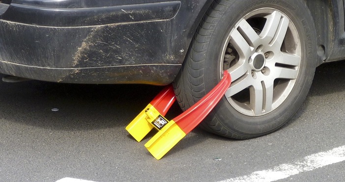 Служители на Центъра за градска мобилност и двама мъже се