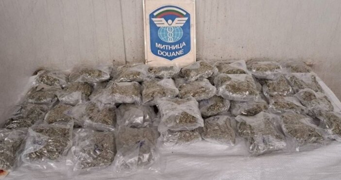 Снимки Агенция Митници Близо 6 кг марихуана в газова бутилка на