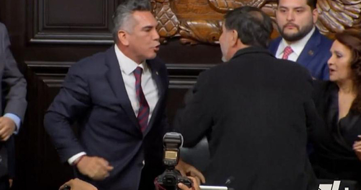 Мексикански сенатори си размениха удари след разгорещен дебат за предполагаеми