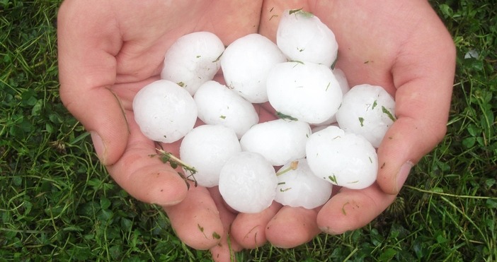 Силната буря с градушка която мина преди седмица в района