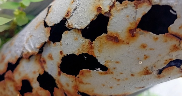 За силно корозирал уличен стълб съобщава очевидец във фейсбук групата