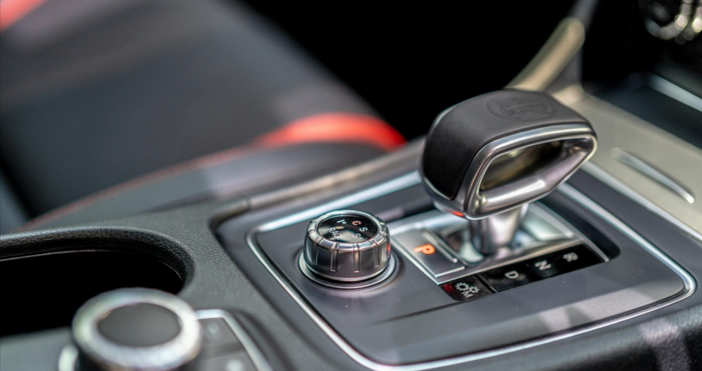 В задръстване повечето шофьори оставят скоростната кутия в стандартния режим