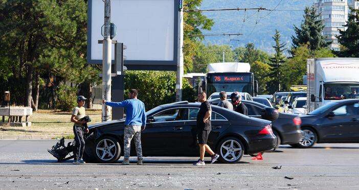 Катастрофа блокира движението на бул. 'България' в СофияКатастрофа между Мерцедес“