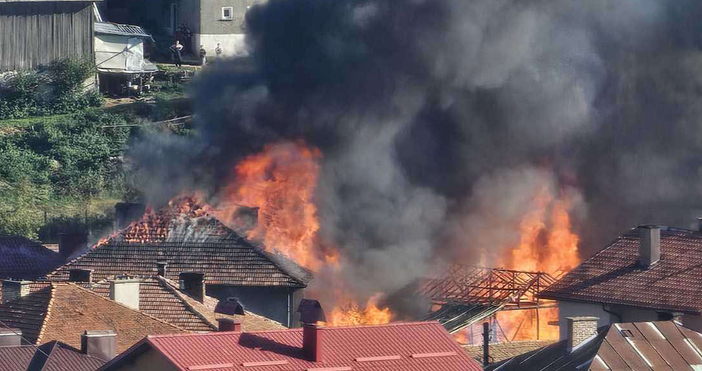 Снимки ОД МВР ПазарджикПожар засегна жилищни и стопански постройки