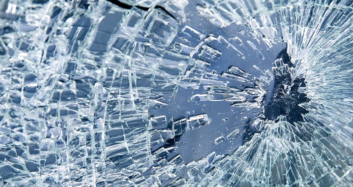 Мъж счупи стъкло на автобус с бутилка в Асеновградско съобщиха