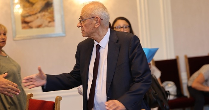 Здравният министър Силви Кирилов коментира че е необходимо обсъждане и