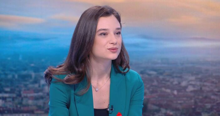 Трудно се побират повече от 9 години в няколко снимки