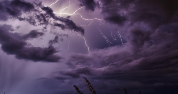 Небето над София и Западна България притъмня като нощ Представяме две