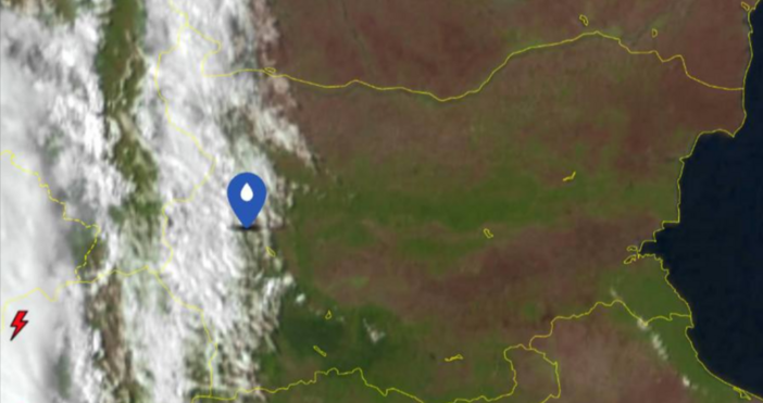 Студеният фронт бавно приближава от запад Под негово влияние над