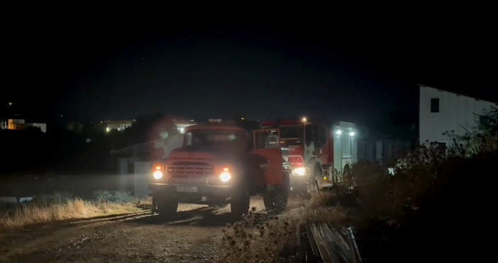 Продължава гасенето на пожара който избухна тази нощ в кравеферма