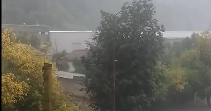 Обилни валежи в части от страната Метео Балканс показа какво е