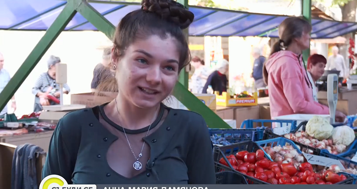 Студентка по медицина продава плодове и зеленчуци на пазара във