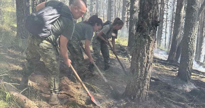 Военнослужещи от Сухопътните войски и днес участват в гасенето на