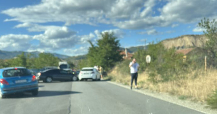 За катастрофа между 3 автомобила малко след кръговото на Кресна