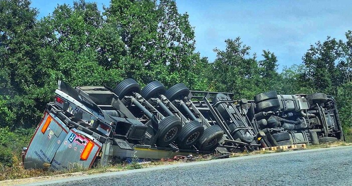 ТИР се преобърна на пътя край Телиш само на петдесетина