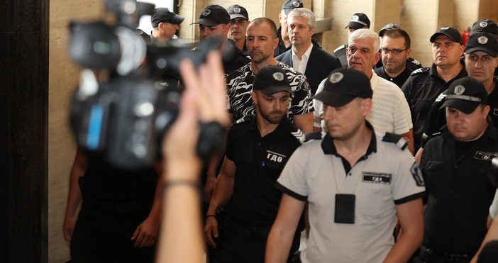 Поддръжници на кмета Благомир Коцев които вярват че той е