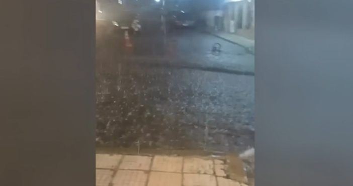 Силен пороен дъжд се изля над град Китен днес вечерта