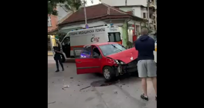 Две леки автомобила се удариха тази вечер на кръстовището между