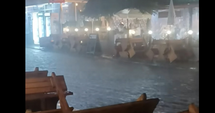 Силна градушка удари Созопол и Равадиново а пороен дъжд наводни