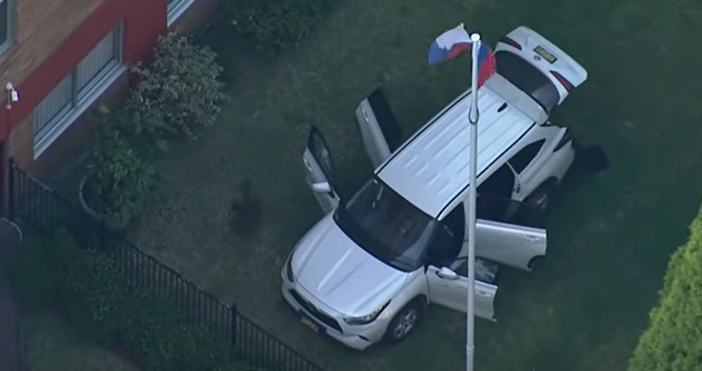 Кадри YoutubeАвтомобил се е врязал в портата на територията на