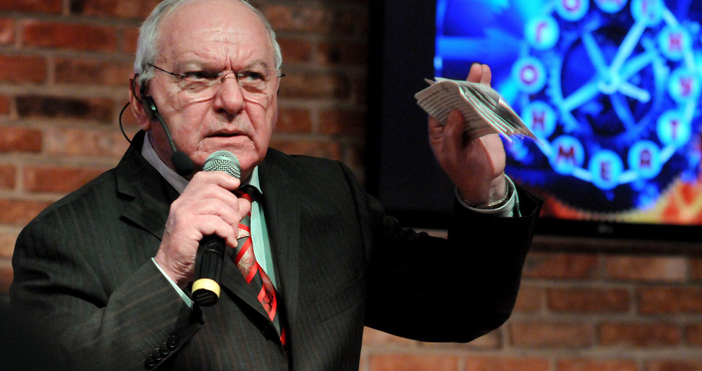 Петър Вучков е роден на 2 септември 1938 г. във