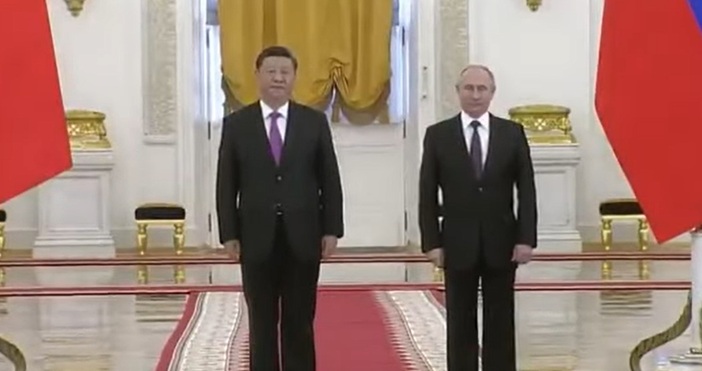 стоп кадър Ютуб архивРуският президент Владимир Путин и китайският лидер
