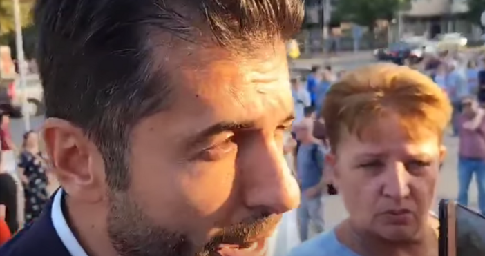 Кирил Петков се появи с гъста брада на протеста във