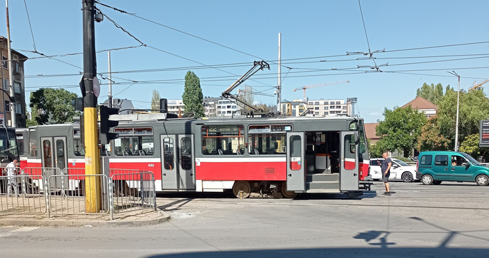 Трамвай е дерайлирал при железопътна гара Подуяне в София съобщиха