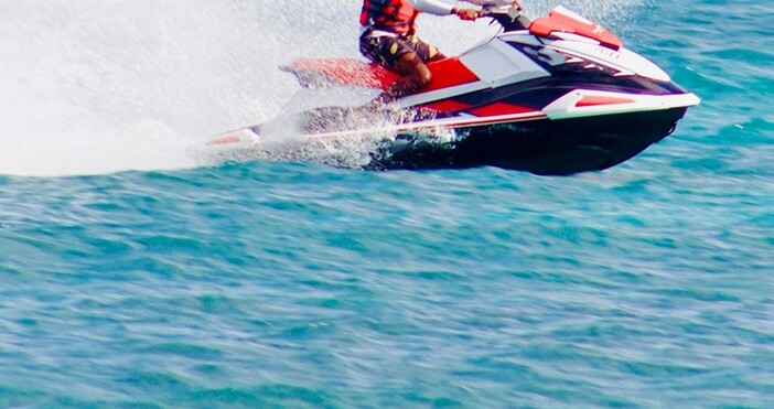 ПекселсМъж загина след като джетът му се разби в лодка