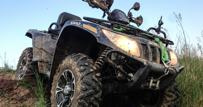 Претъпкано АТВ се преобърна и се удари в дърво –