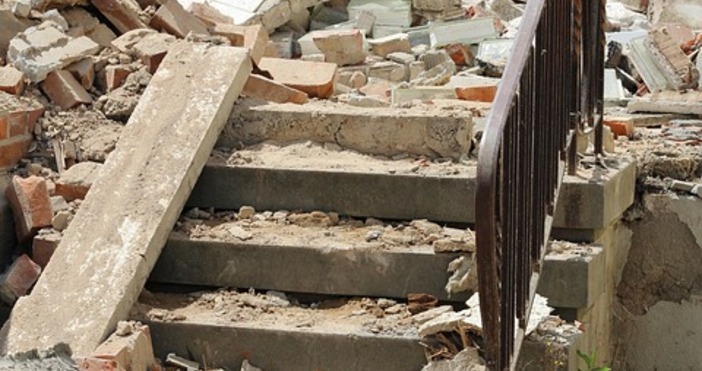 Жертвите на земетресението в Източен Афганистан са вече 900 а