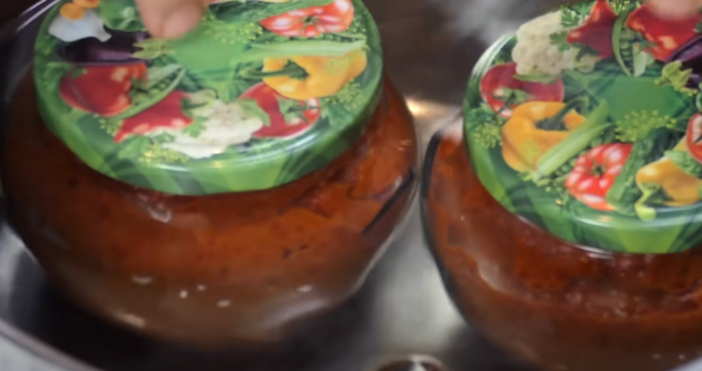 Есента чука на вратата със златни багри по дърветата и