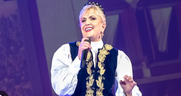 Николина Иванова Чакърдъкова е българска народна певица изпълнителка на народни песни от Македонската фолклорна област Родена е на 4 септември